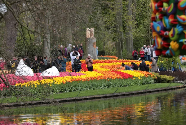 Visitantes en el Keukenhof Garden en Lisse, Holanda, Países Bajos . — Foto de Stock