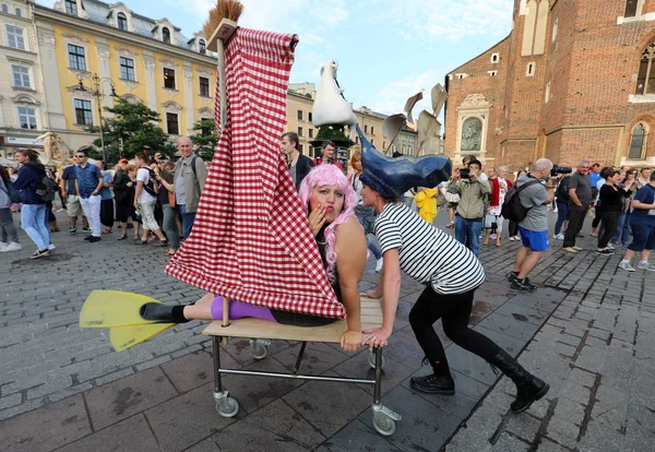 30. Straße - internationales Straßentheaterfestival in Krakau, Polen. Eine Odyssee zu neuen Ufern - eine Straßenparade — Stockfoto