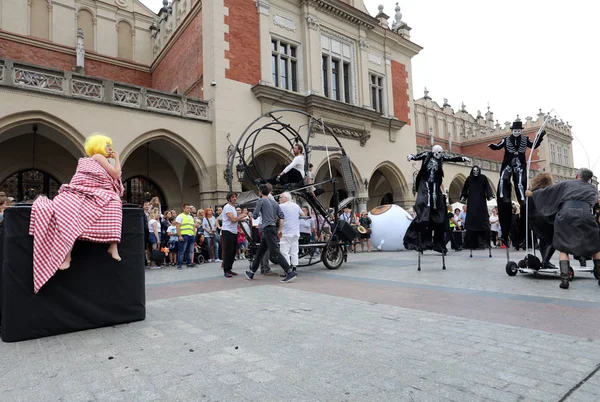 30-стріт - Міжнародний фестиваль театрів вулиці Краків, Польща. Одіссея по відношенню до берегів Нью - вулиці парад — стокове фото