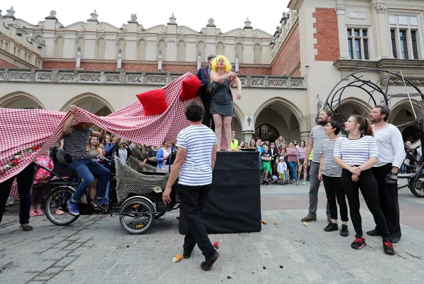 30th Street - International Festival of Street Theaters in Cracow, Poland.  An Odyssey Towards New Shores - a street parade — Stock Photo, Image