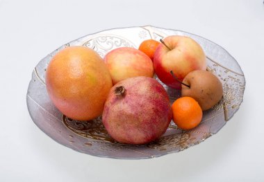 beyaz izole plaka üzerinde taze meyve karışımı