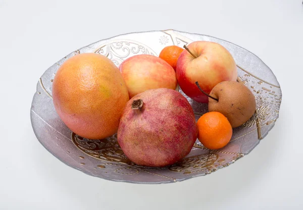 beyaz izole plaka üzerinde taze meyve karışımı