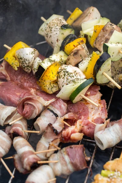 Churrasco com deliciosa carne grelhada e legumes na grelha — Fotografia de Stock