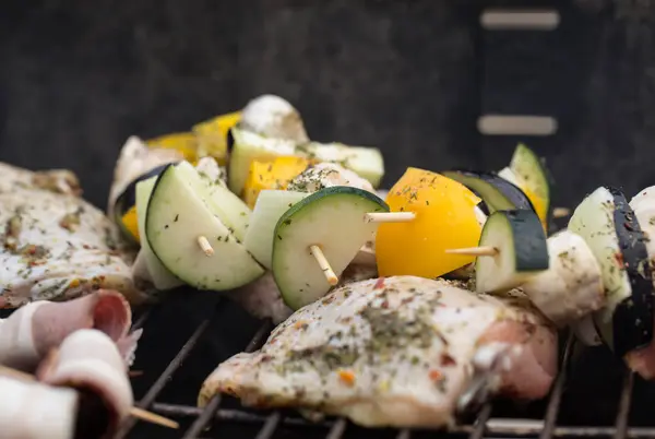 Barbecue with delicious grilled meat and vegetable on grill — Stock Photo, Image