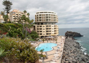 Funchal, Madeira Adası, Portekiz Lido oteller bölgesinde turist ile Yüzme Havuzu