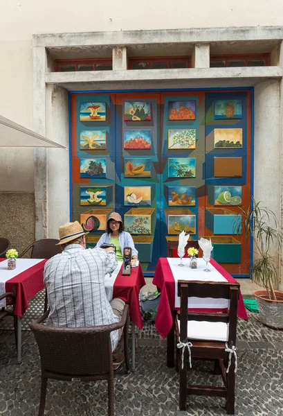 Tiendas, bares y restaurantes en la calle Santa Maria en la ciudad de Funchal en la isla de Madeira. Portugal —  Fotos de Stock