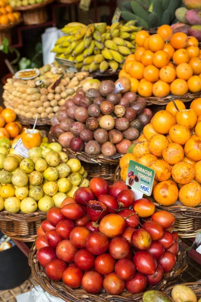 Fresh exotic fruits in Mercado Dos Lavradores. Funchal, Madeira, Portugal — Stock Photo, Image