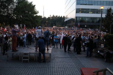 Hükümet muhalifleri binlerce Krakow'da yeni yargı reformlar ve Yargıtay değiştirmek için gelecek planları karşı protesto etti. Cracow. Polonya