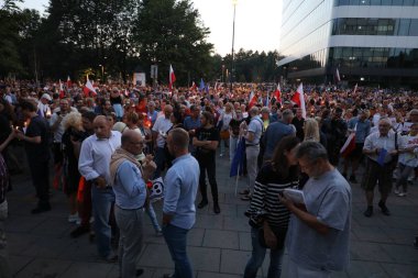 Hükümet muhalifleri binlerce Krakow'da yeni yargı reformlar ve Yargıtay değiştirmek için gelecek planları karşı protesto etti. Cracow. Polonya