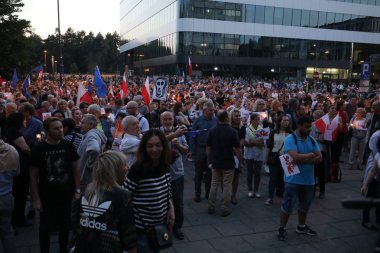 Hükümet muhalifleri binlerce Krakow'da yeni yargı reformlar ve Yargıtay değiştirmek için gelecek planları karşı protesto etti. Cracow. Polonya
