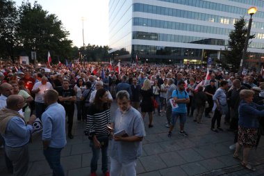 Hükümet muhalifleri binlerce Krakow'da yeni yargı reformlar ve Yargıtay değiştirmek için gelecek planları karşı protesto etti. Cracow. Polonya