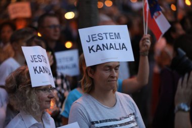 Hükümet muhalifleri binlerce Krakow'da yeni yargı reformlar ve Yargıtay değiştirmek için gelecek planları karşı protesto etti. Cracow. Polonya