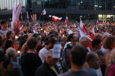 Hükümet muhalifleri binlerce Krakow'da yeni yargı reformlar ve Yargıtay değiştirmek için gelecek planları karşı protesto etti. Cracow. Polonya