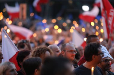 Hükümet muhalifleri binlerce Krakow'da yeni yargı reformlar ve Yargıtay değiştirmek için gelecek planları karşı protesto etti. Cracow. Polonya
