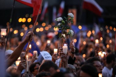 Hükümet muhalifleri binlerce Krakow'da yeni yargı reformlar ve Yargıtay değiştirmek için gelecek planları karşı protesto etti. Cracow. Polonya