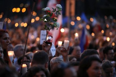 Hükümet muhalifleri binlerce Krakow'da yeni yargı reformlar ve Yargıtay değiştirmek için gelecek planları karşı protesto etti. Cracow. Polonya