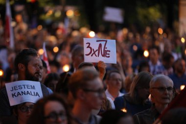 Hükümet muhalifleri binlerce Krakow'da yeni yargı reformlar ve Yargıtay değiştirmek için gelecek planları karşı protesto etti. Cracow. Polonya
