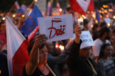 Hükümet muhalifleri binlerce Krakow'da yeni yargı reformlar ve Yargıtay değiştirmek için gelecek planları karşı protesto etti. Cracow. Polonya