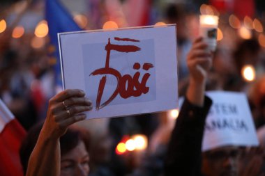 Hükümet muhalifleri binlerce Krakow'da yeni yargı reformlar ve Yargıtay değiştirmek için gelecek planları karşı protesto etti. Cracow. Polonya