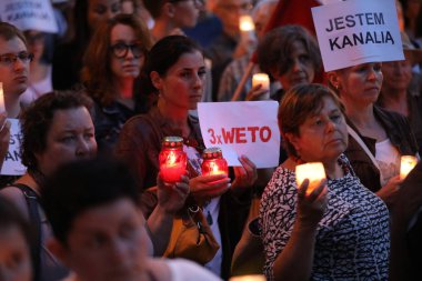 Hükümet muhalifleri binlerce Krakow'da yeni yargı reformlar ve Yargıtay değiştirmek için gelecek planları karşı protesto etti. Cracow. Polonya