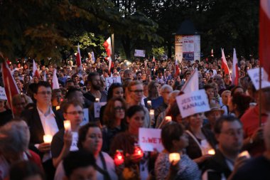 Hükümet muhalifleri binlerce Krakow'da yeni yargı reformlar ve Yargıtay değiştirmek için gelecek planları karşı protesto etti. Cracow. Polonya.