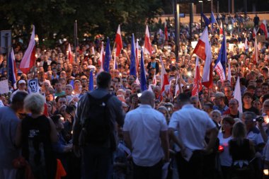 Hükümet muhalifleri binlerce Krakow'da yeni yargı reformlar ve Yargıtay değiştirmek için gelecek planları karşı protesto etti. Cracow. Polonya.