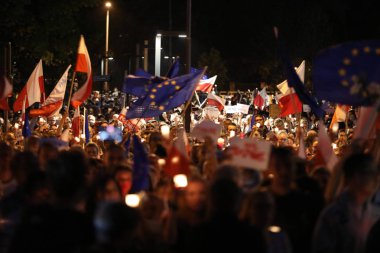 Hükümet muhalifleri binlerce Krakow'da yeni yargı reformlar ve Yargıtay değiştirmek için gelecek planları karşı protesto etti. Cracow. Polonya.