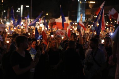 Hükümet muhalifleri binlerce Krakow'da yeni yargı reformlar ve Yargıtay değiştirmek için gelecek planları karşı protesto etti. Cracow. Polonya.