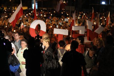 Hükümet muhalifleri binlerce Krakow'da yeni yargı reformlar ve Yargıtay değiştirmek için gelecek planları karşı protesto etti. Cracow. Polonya.