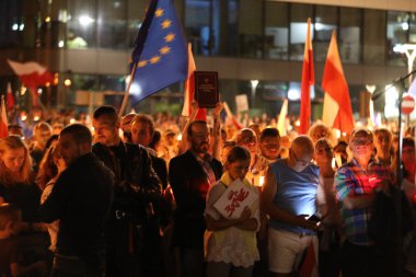 Hükümet muhalifleri binlerce Krakow'da yeni yargı reformlar ve Yargıtay değiştirmek için gelecek planları karşı protesto etti. Cracow. Polonya.