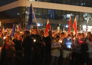 Hükümet muhalifleri binlerce Krakow'da yeni yargı reformlar ve Yargıtay değiştirmek için gelecek planları karşı protesto etti. Cracow. Polonya.