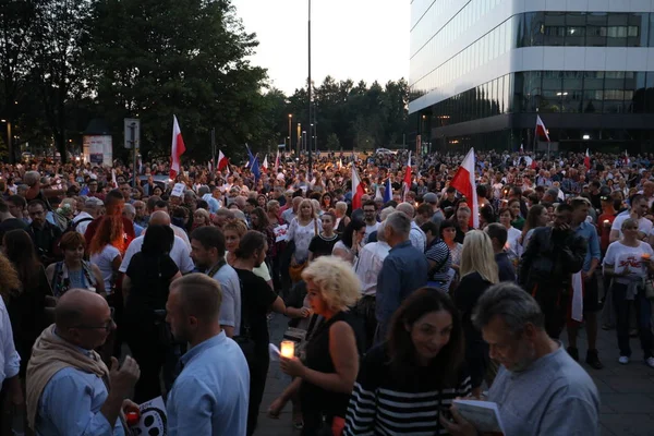 Hükümet muhalifleri binlerce Krakow'da yeni yargı reformlar ve Yargıtay değiştirmek için gelecek planları karşı protesto etti. Cracow. Polonya.
