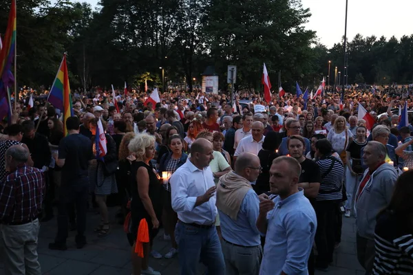 Hükümet muhalifleri binlerce Krakow'da yeni yargı reformlar ve Yargıtay değiştirmek için gelecek planları karşı protesto etti. Cracow. Polonya
