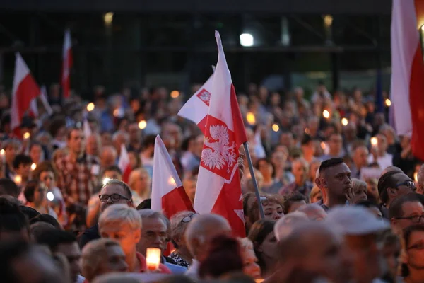 Hükümet muhalifleri binlerce Krakow'da yeni yargı reformlar ve Yargıtay değiştirmek için gelecek planları karşı protesto etti. Cracow. Polonya