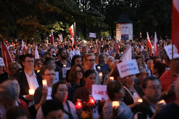 Hükümet muhalifleri binlerce Krakow'da yeni yargı reformlar ve Yargıtay değiştirmek için gelecek planları karşı protesto etti. Cracow. Polonya.