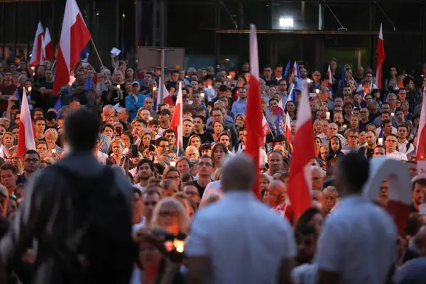 Hükümet muhalifleri binlerce Krakow'da yeni yargı reformlar ve Yargıtay değiştirmek için gelecek planları karşı protesto etti. Cracow. Polonya.