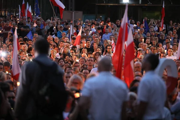 Hükümet muhalifleri binlerce Krakow'da yeni yargı reformlar ve Yargıtay değiştirmek için gelecek planları karşı protesto etti. Cracow. Polonya.