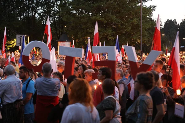 Hükümet muhalifleri binlerce Krakow'da yeni yargı reformlar ve Yargıtay değiştirmek için gelecek planları karşı protesto etti. Cracow. Polonya.