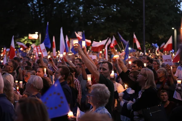 Hükümet muhalifleri binlerce Krakow'da yeni yargı reformlar ve Yargıtay değiştirmek için gelecek planları karşı protesto etti. Cracow. Polonya.