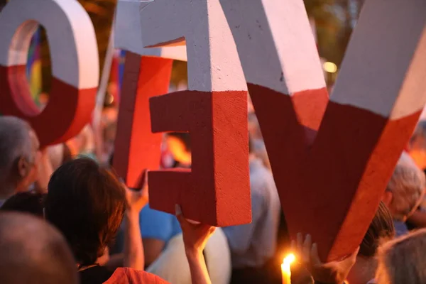 Χιλιάδες κυβερνητικοί αντίπαλοι διαμαρτυρήθηκαν στην Κρακοβία νέες δικαστικές μεταρρυθμίσεις και τα μελλοντικά σχέδια για να αλλάξετε το ανώτατο δικαστήριο. Κρακοβία. Πολωνία. — Φωτογραφία Αρχείου