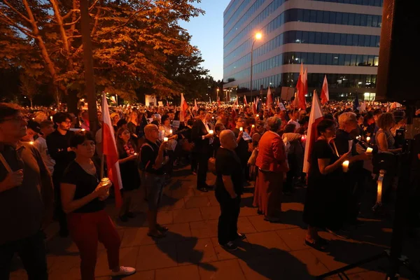 Hükümet muhalifleri binlerce Krakow'da yeni yargı reformlar ve Yargıtay değiştirmek için gelecek planları karşı protesto etti. Cracow. Polonya.