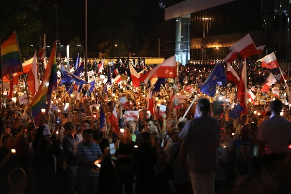 Hükümet muhalifleri binlerce Krakow'da yeni yargı reformlar ve Yargıtay değiştirmek için gelecek planları karşı protesto etti. Cracow. Polonya.