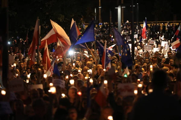 Hükümet muhalifleri binlerce Krakow'da yeni yargı reformlar ve Yargıtay değiştirmek için gelecek planları karşı protesto etti. Cracow. Polonya.