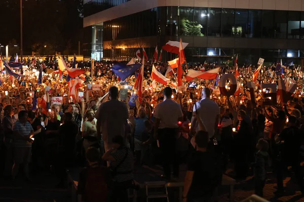 Hükümet muhalifleri binlerce Krakow'da yeni yargı reformlar ve Yargıtay değiştirmek için gelecek planları karşı protesto etti. Cracow. Polonya.