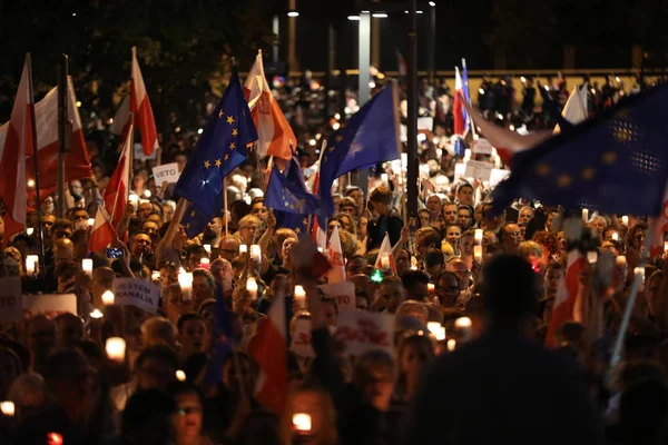 Hükümet muhalifleri binlerce Krakow'da yeni yargı reformlar ve Yargıtay değiştirmek için gelecek planları karşı protesto etti. Cracow. Polonya.