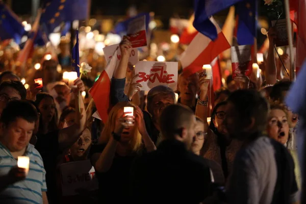 Ezer kormány ellenfelek tiltakoztak Krakkóban új igazságügyi reform és a jövőbeli tervek-hoz cserél a Legfelsőbb Bíróság. Cracow. Lengyelország. — Stock Fotó