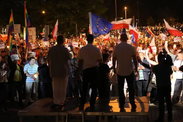 Hükümet muhalifleri binlerce Krakow'da yeni yargı reformlar ve Yargıtay değiştirmek için gelecek planları karşı protesto etti. Cracow. Polonya.