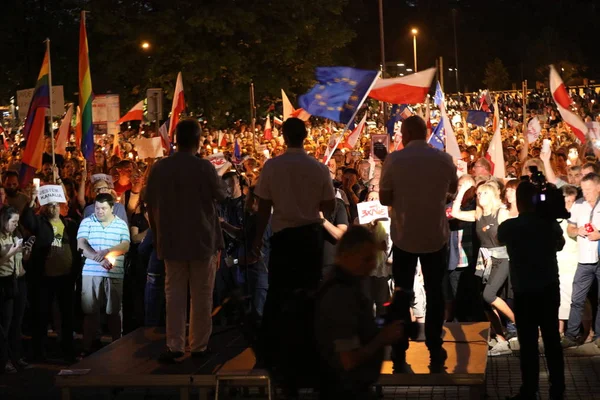 Hükümet muhalifleri binlerce Krakow'da yeni yargı reformlar ve Yargıtay değiştirmek için gelecek planları karşı protesto etti. Cracow. Polonya.
