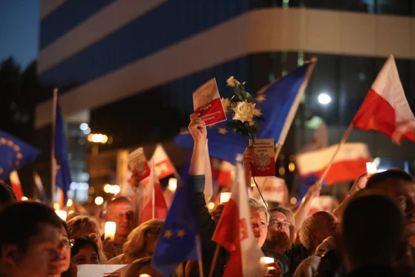 Hükümet muhalifleri binlerce Krakow'da yeni yargı reformlar ve Yargıtay değiştirmek için gelecek planları karşı protesto etti. Cracow. Polonya.