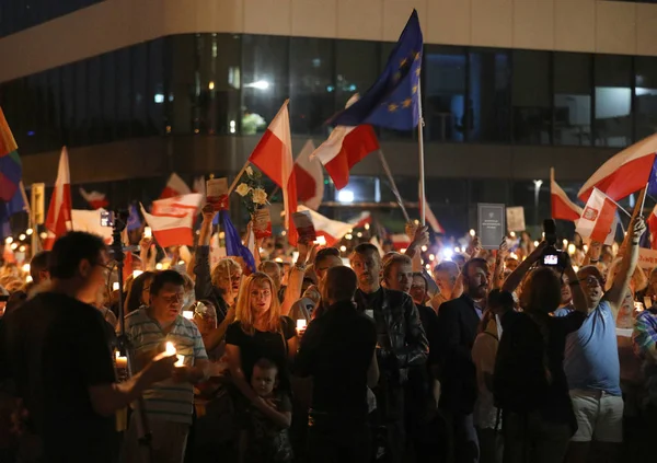 Hükümet muhalifleri binlerce Krakow'da yeni yargı reformlar ve Yargıtay değiştirmek için gelecek planları karşı protesto etti. Cracow. Polonya.